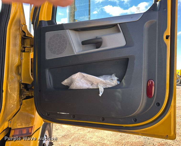 image for item ER4722 2021 Freightliner Cascadia 126 semi truck