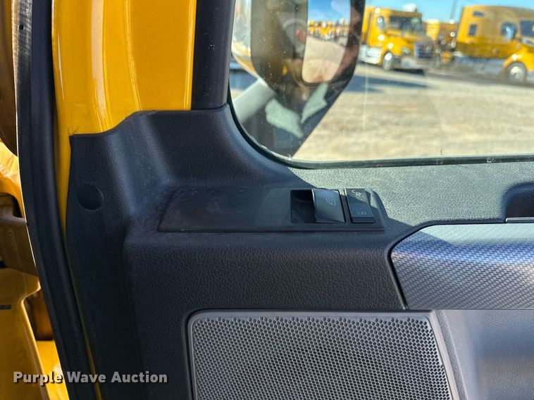 image for item ER4722 2021 Freightliner Cascadia 126 semi truck