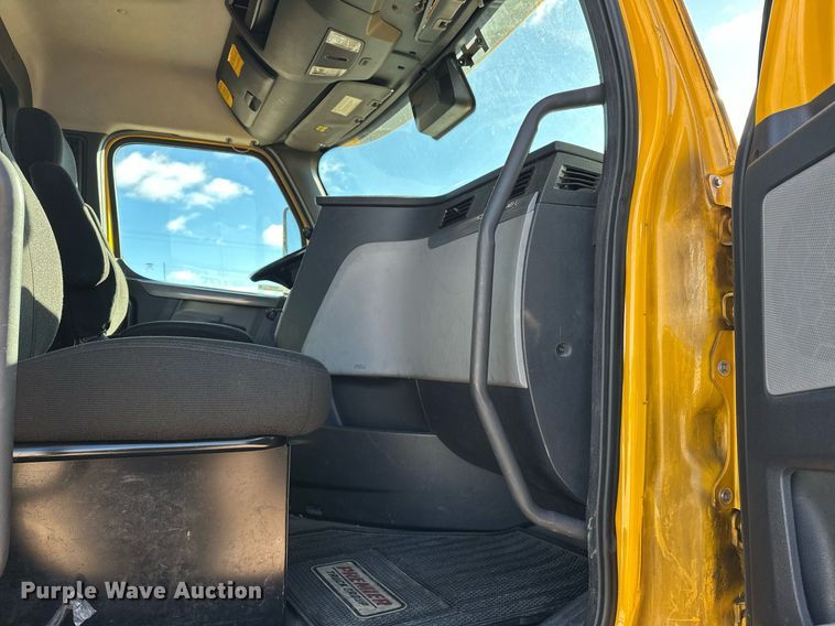 image for item ER4722 2021 Freightliner Cascadia 126 semi truck