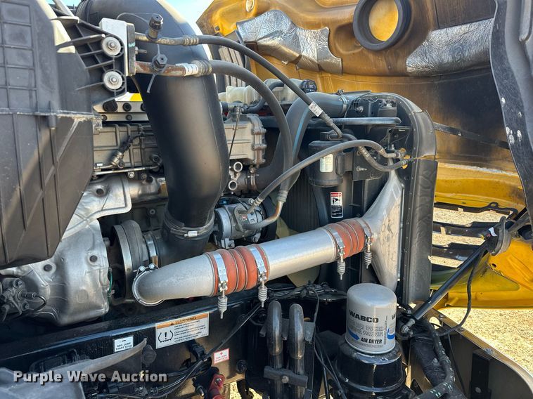 image for item ER4722 2021 Freightliner Cascadia 126 semi truck