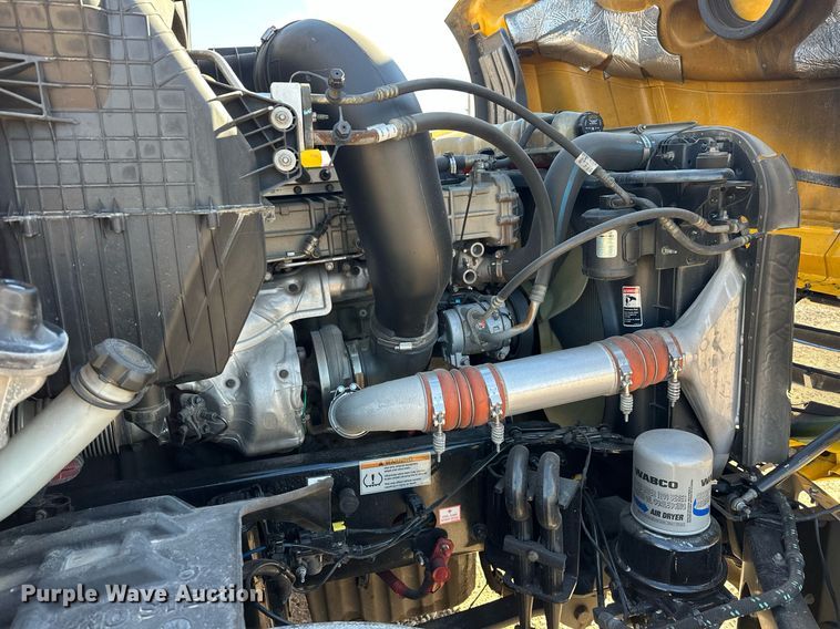 image for item ER4722 2021 Freightliner Cascadia 126 semi truck