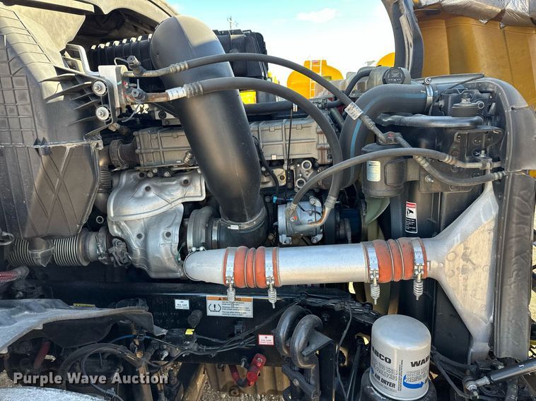 image for item ER4722 2021 Freightliner Cascadia 126 semi truck