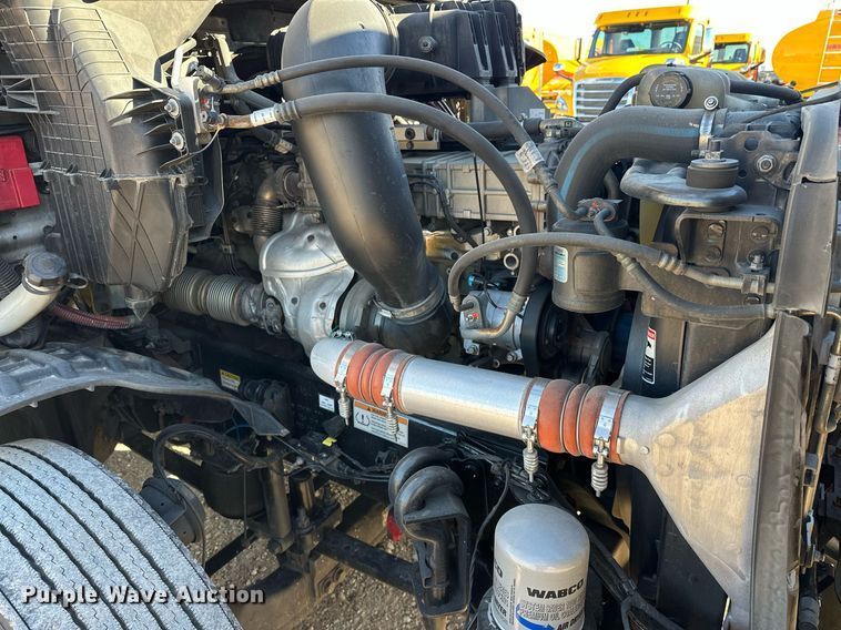 image for item ER4722 2021 Freightliner Cascadia 126 semi truck