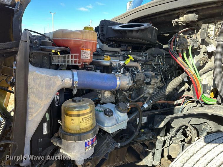 image for item ER4722 2021 Freightliner Cascadia 126 semi truck