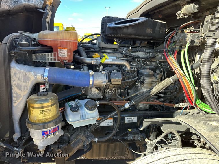 image for item ER4722 2021 Freightliner Cascadia 126 semi truck