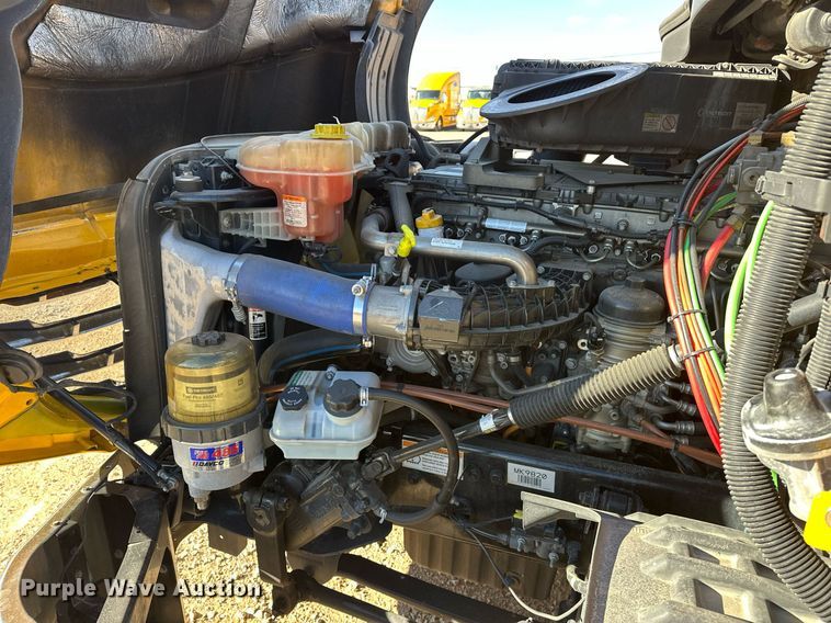 image for item ER4722 2021 Freightliner Cascadia 126 semi truck