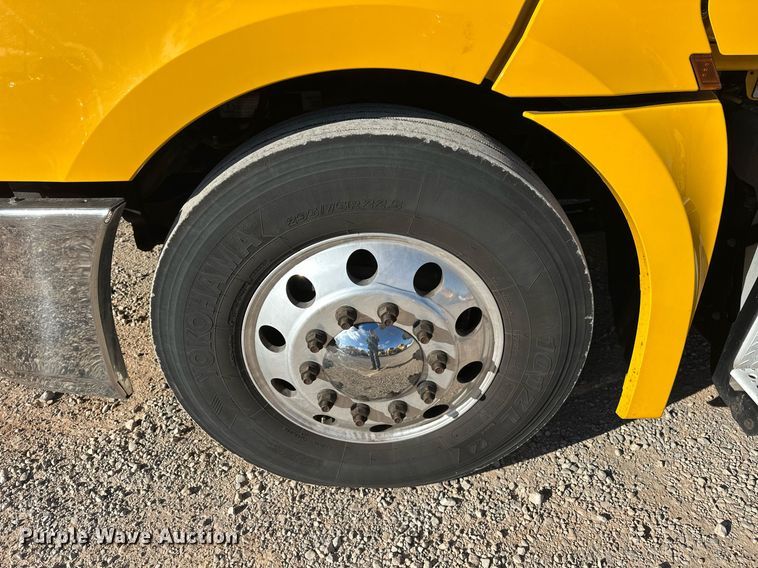 image for item ER4722 2021 Freightliner Cascadia 126 semi truck