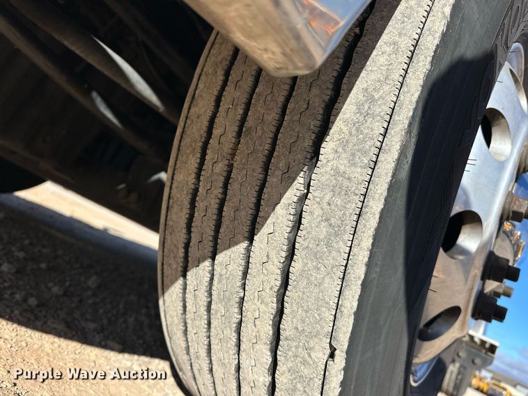 image for item ER4722 2021 Freightliner Cascadia 126 semi truck