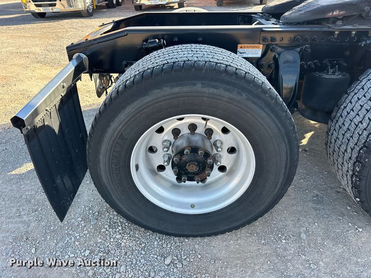 image for item ER4722 2021 Freightliner Cascadia 126 semi truck