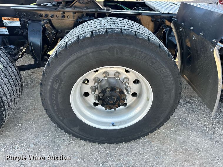 image for item ER4722 2021 Freightliner Cascadia 126 semi truck