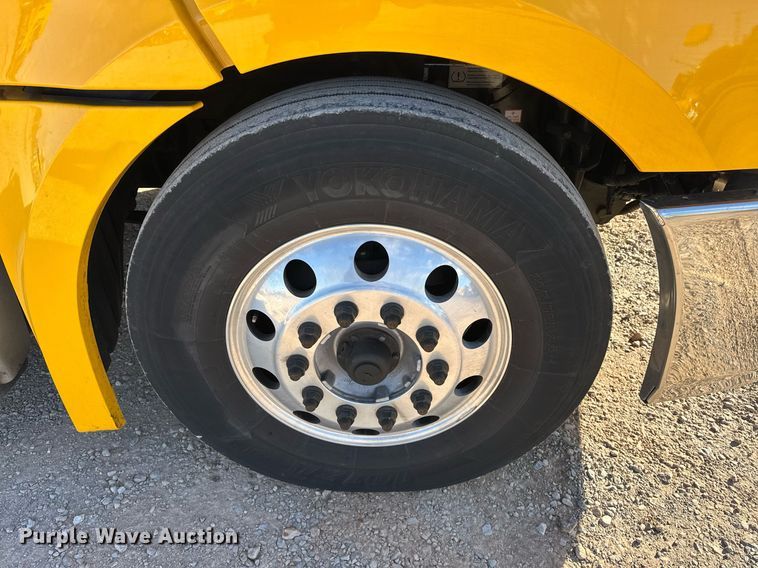 image for item ER4722 2021 Freightliner Cascadia 126 semi truck