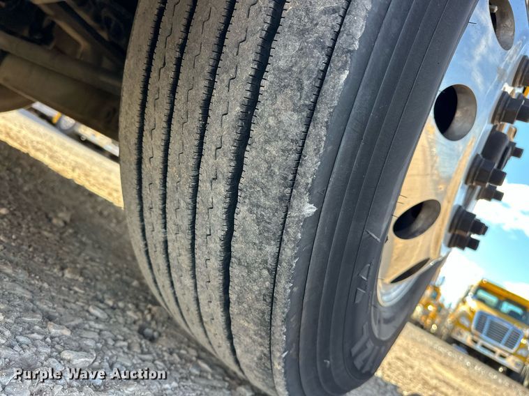 image for item ER4722 2021 Freightliner Cascadia 126 semi truck