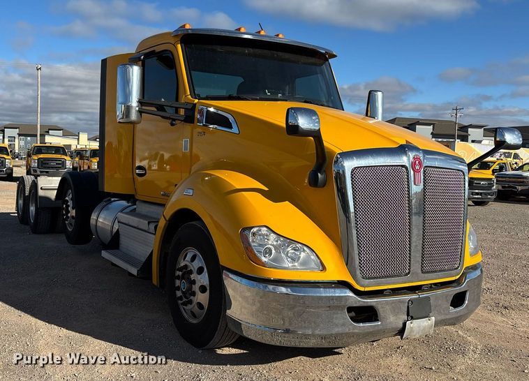 image for item ER4723 2021 Kenworth T680 semi truck