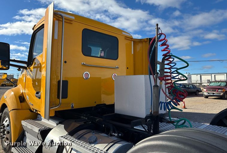 image for item ER4723 2021 Kenworth T680 semi truck