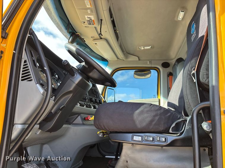 image for item ER4723 2021 Kenworth T680 semi truck