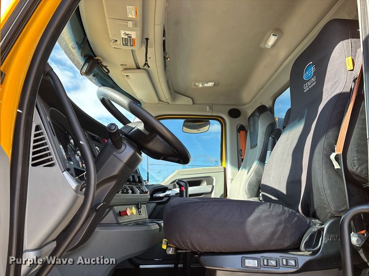 image for item ER4723 2021 Kenworth T680 semi truck