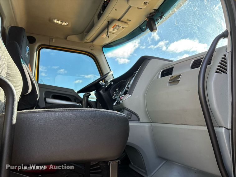 image for item ER4723 2021 Kenworth T680 semi truck