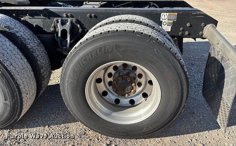 image for item ER4723 2021 Kenworth T680 semi truck