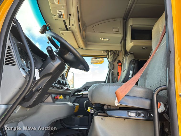 image for item ER4724 2020 Kenworth T680 semi truck