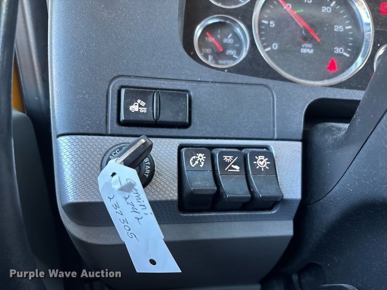 image for item ER4724 2020 Kenworth T680 semi truck