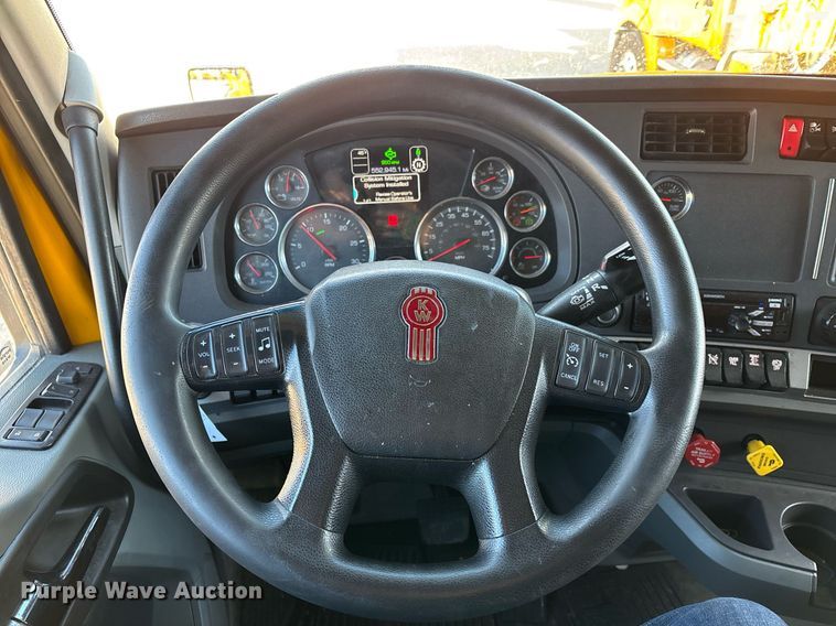 image for item ER4724 2020 Kenworth T680 semi truck