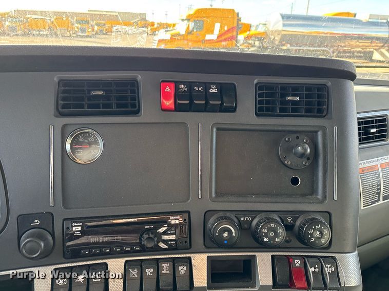 image for item ER4724 2020 Kenworth T680 semi truck