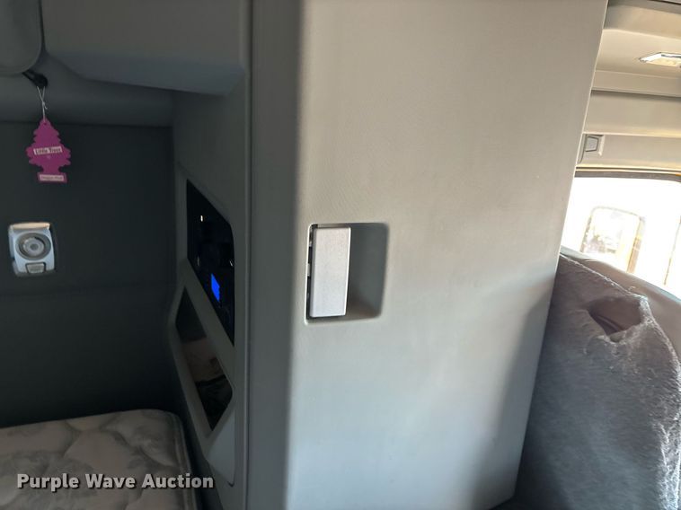 image for item ER4724 2020 Kenworth T680 semi truck