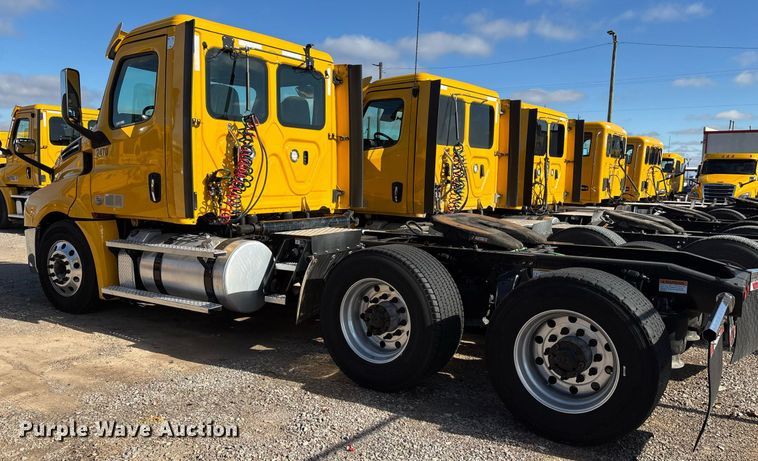 image for item ER4730 2020 Freightliner Cascadia 126 semi truck