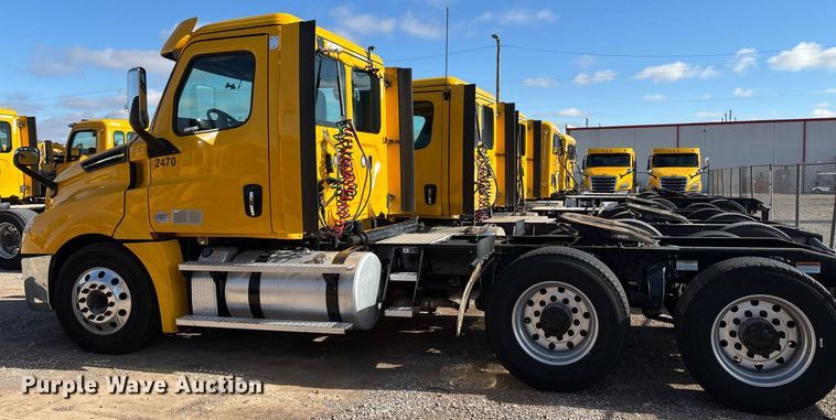 image for item ER4730 2020 Freightliner Cascadia 126 semi truck