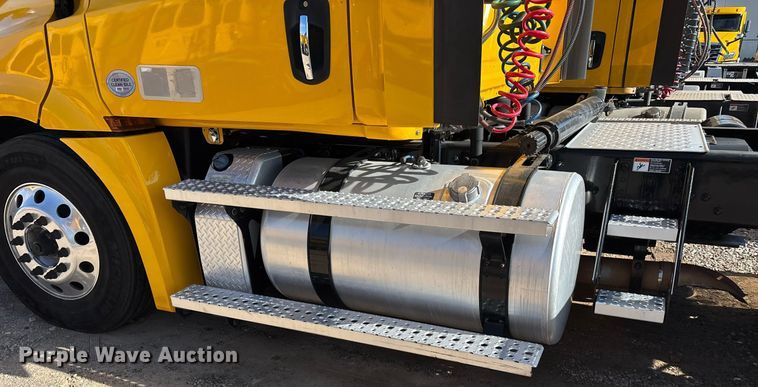 image for item ER4730 2020 Freightliner Cascadia 126 semi truck