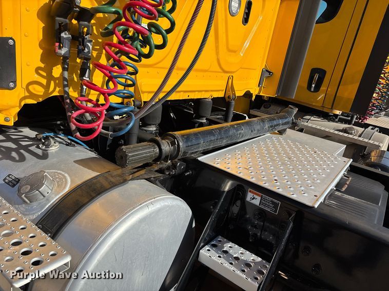 image for item ER4730 2020 Freightliner Cascadia 126 semi truck