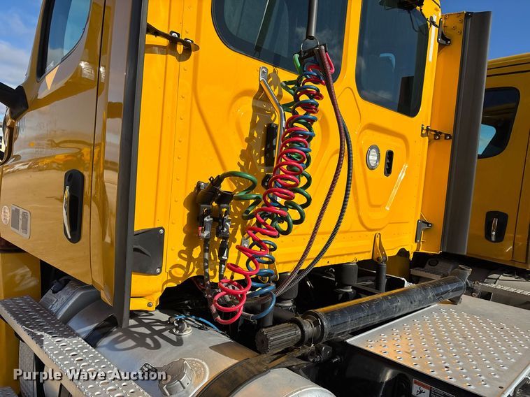 image for item ER4730 2020 Freightliner Cascadia 126 semi truck