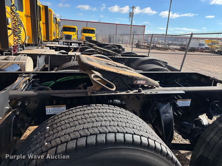 image for item ER4730 2020 Freightliner Cascadia 126 semi truck