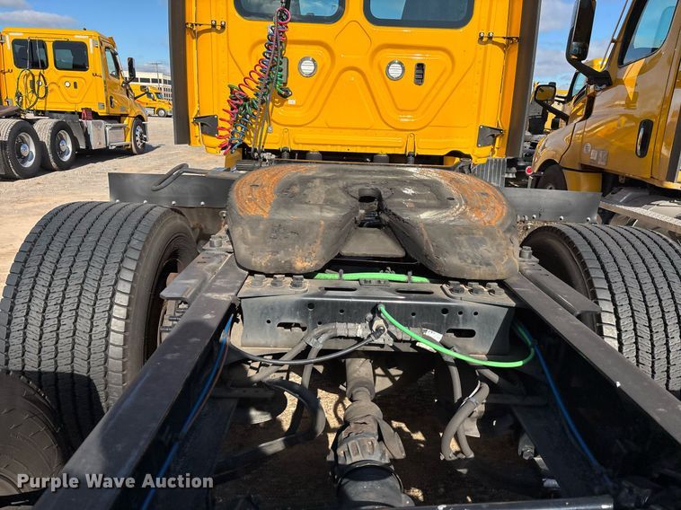 image for item ER4730 2020 Freightliner Cascadia 126 semi truck