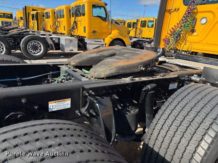 image for item ER4730 2020 Freightliner Cascadia 126 semi truck