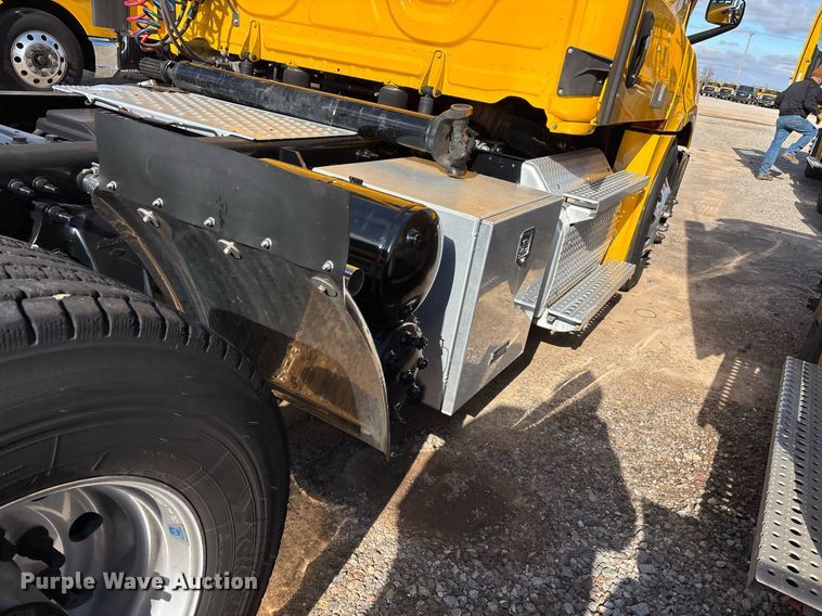 image for item ER4730 2020 Freightliner Cascadia 126 semi truck