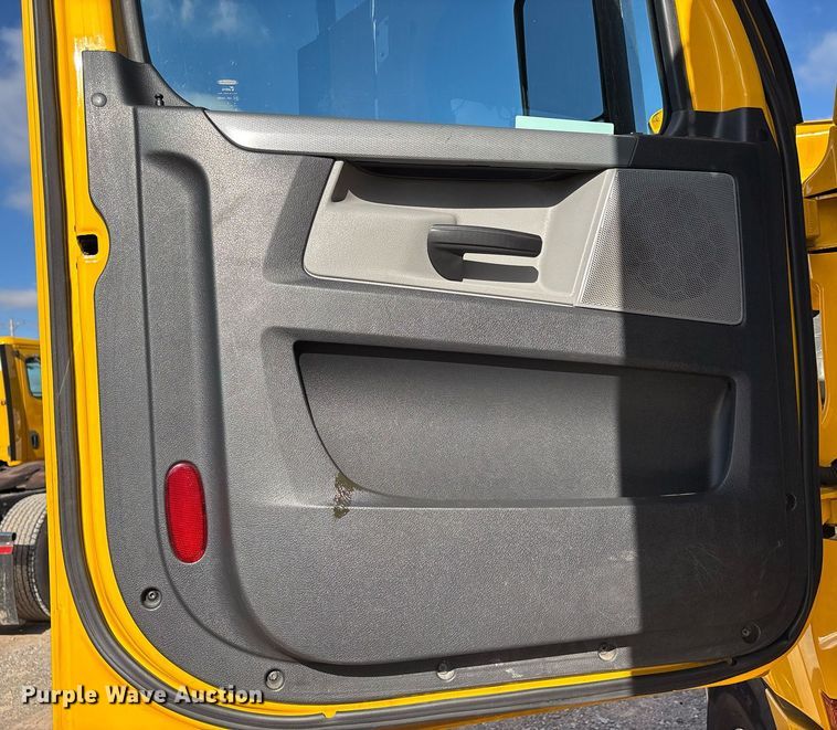 image for item ER4730 2020 Freightliner Cascadia 126 semi truck