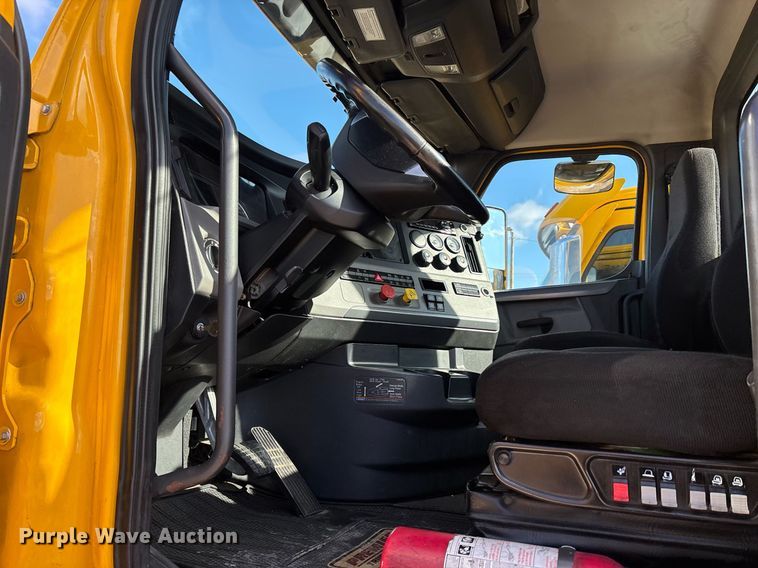 image for item ER4730 2020 Freightliner Cascadia 126 semi truck