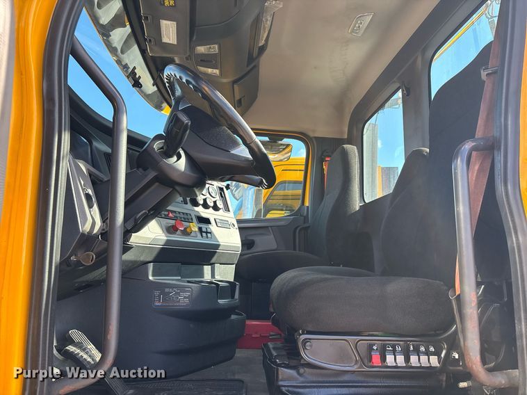 image for item ER4730 2020 Freightliner Cascadia 126 semi truck