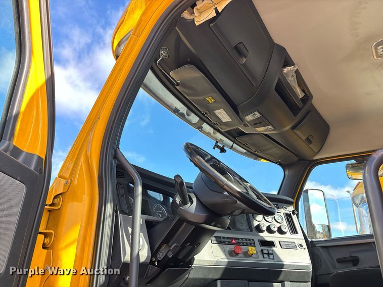 image for item ER4730 2020 Freightliner Cascadia 126 semi truck