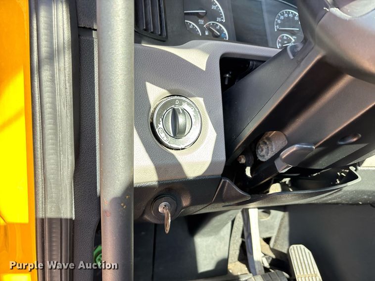 image for item ER4730 2020 Freightliner Cascadia 126 semi truck