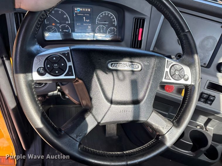 image for item ER4730 2020 Freightliner Cascadia 126 semi truck