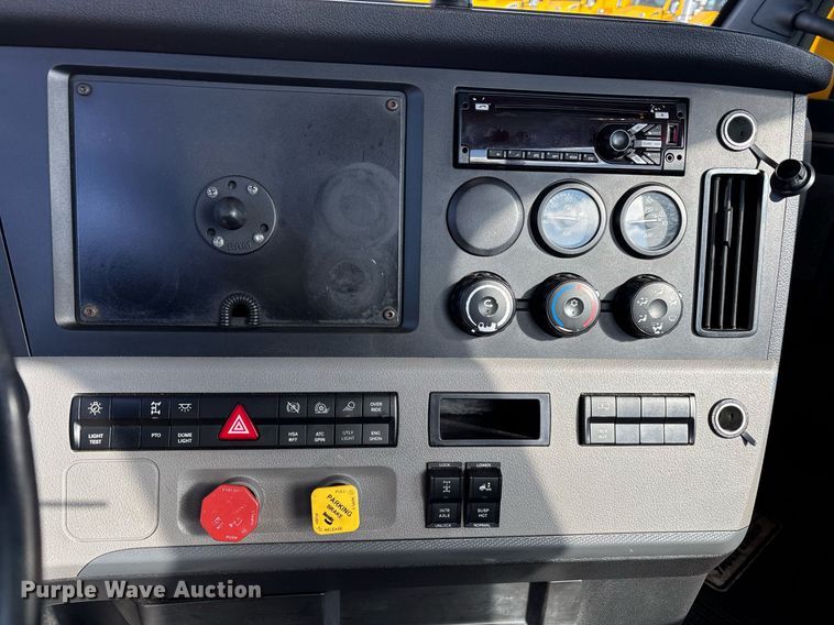 image for item ER4730 2020 Freightliner Cascadia 126 semi truck