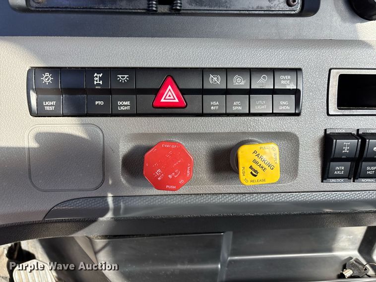 image for item ER4730 2020 Freightliner Cascadia 126 semi truck