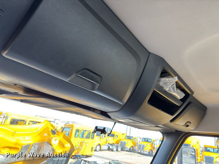 image for item ER4730 2020 Freightliner Cascadia 126 semi truck