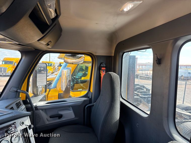 image for item ER4730 2020 Freightliner Cascadia 126 semi truck