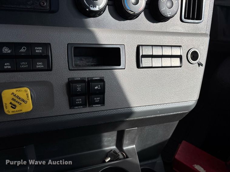 image for item ER4730 2020 Freightliner Cascadia 126 semi truck