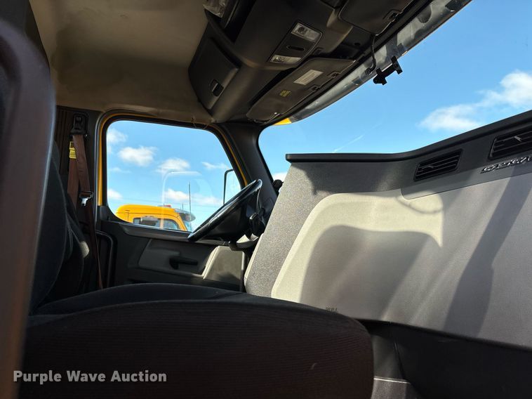 image for item ER4730 2020 Freightliner Cascadia 126 semi truck