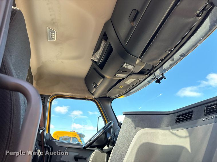 image for item ER4730 2020 Freightliner Cascadia 126 semi truck