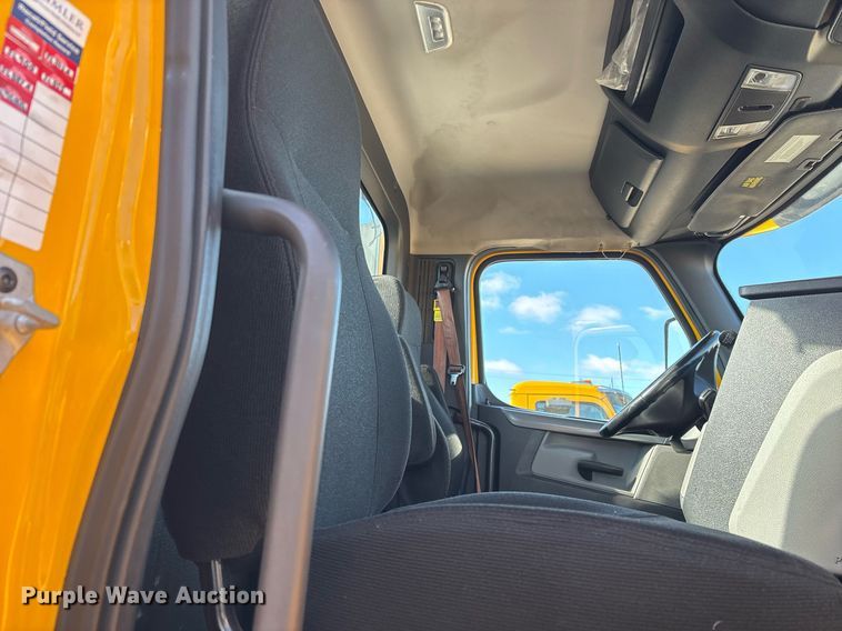 image for item ER4730 2020 Freightliner Cascadia 126 semi truck